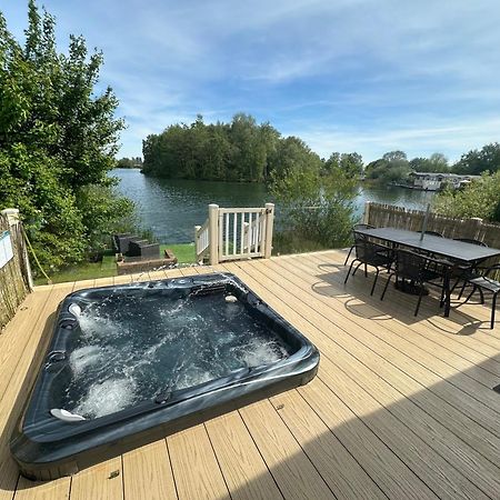 Lakeside Retreat 2 With Hot Tub, Private Fishing Peg Situated At Tattershall Lakes Country Park 외부 사진