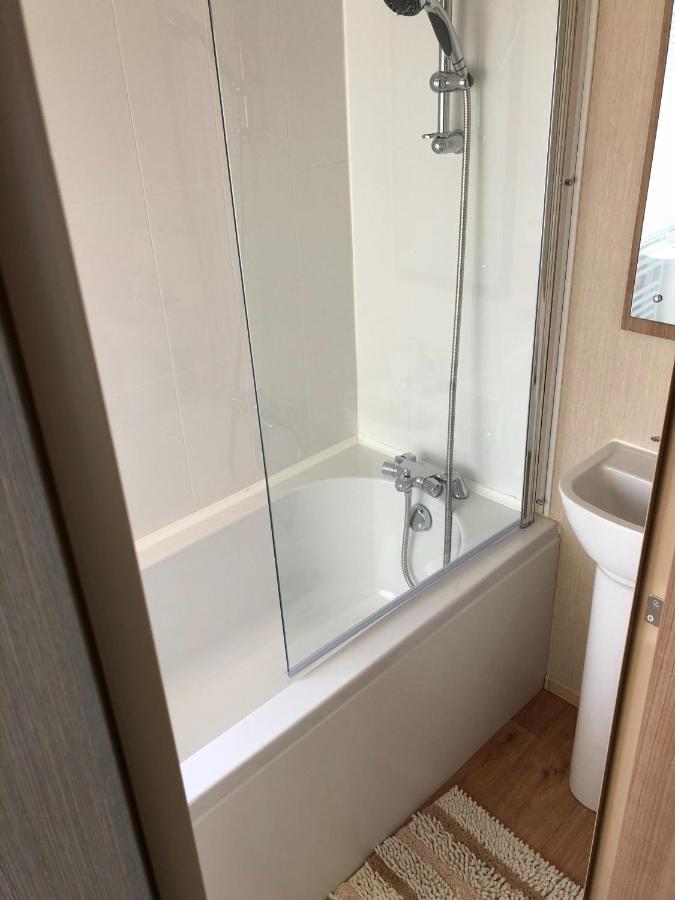 Lakeside Retreat 2 With Hot Tub, Private Fishing Peg Situated At Tattershall Lakes Country Park 외부 사진