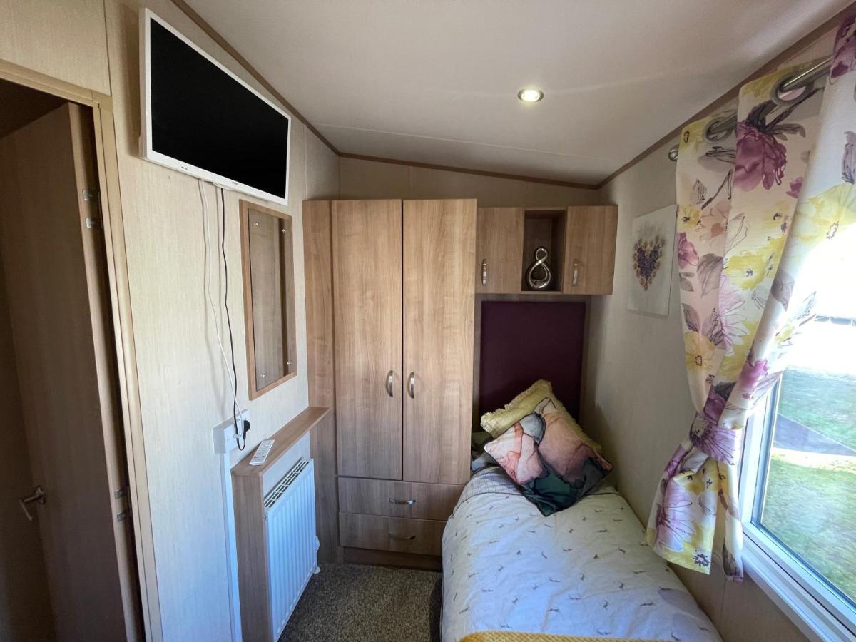 Lakeside Retreat 2 With Hot Tub, Private Fishing Peg Situated At Tattershall Lakes Country Park 외부 사진
