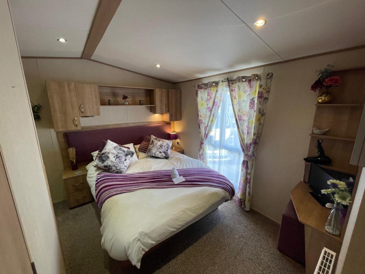 Lakeside Retreat 2 With Hot Tub, Private Fishing Peg Situated At Tattershall Lakes Country Park 외부 사진