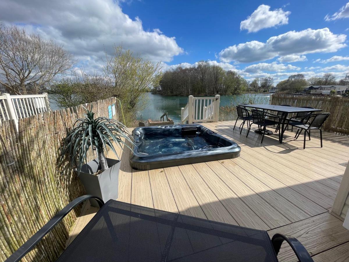 Lakeside Retreat 2 With Hot Tub, Private Fishing Peg Situated At Tattershall Lakes Country Park 외부 사진