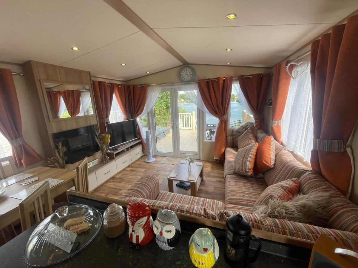 Lakeside Retreat 2 With Hot Tub, Private Fishing Peg Situated At Tattershall Lakes Country Park 외부 사진