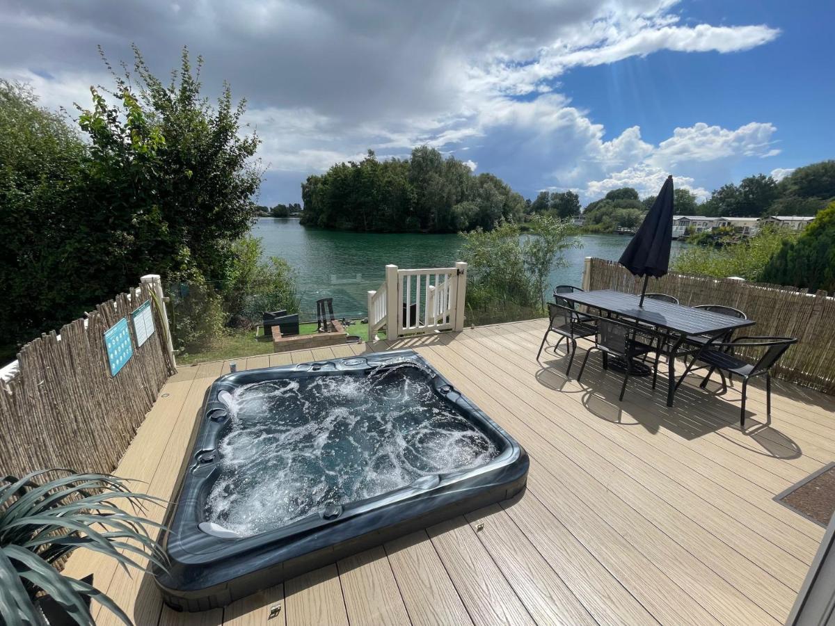 Lakeside Retreat 2 With Hot Tub, Private Fishing Peg Situated At Tattershall Lakes Country Park 외부 사진