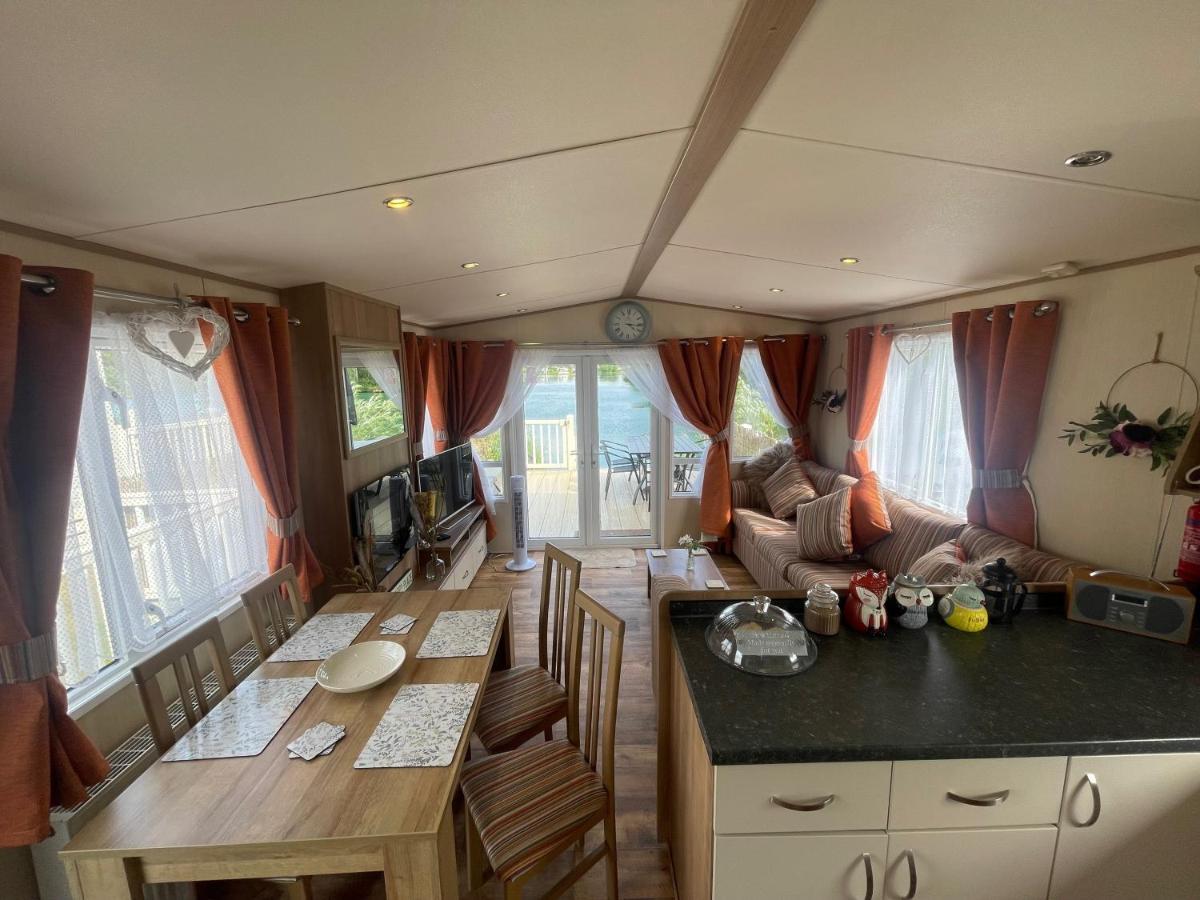 Lakeside Retreat 2 With Hot Tub, Private Fishing Peg Situated At Tattershall Lakes Country Park 외부 사진
