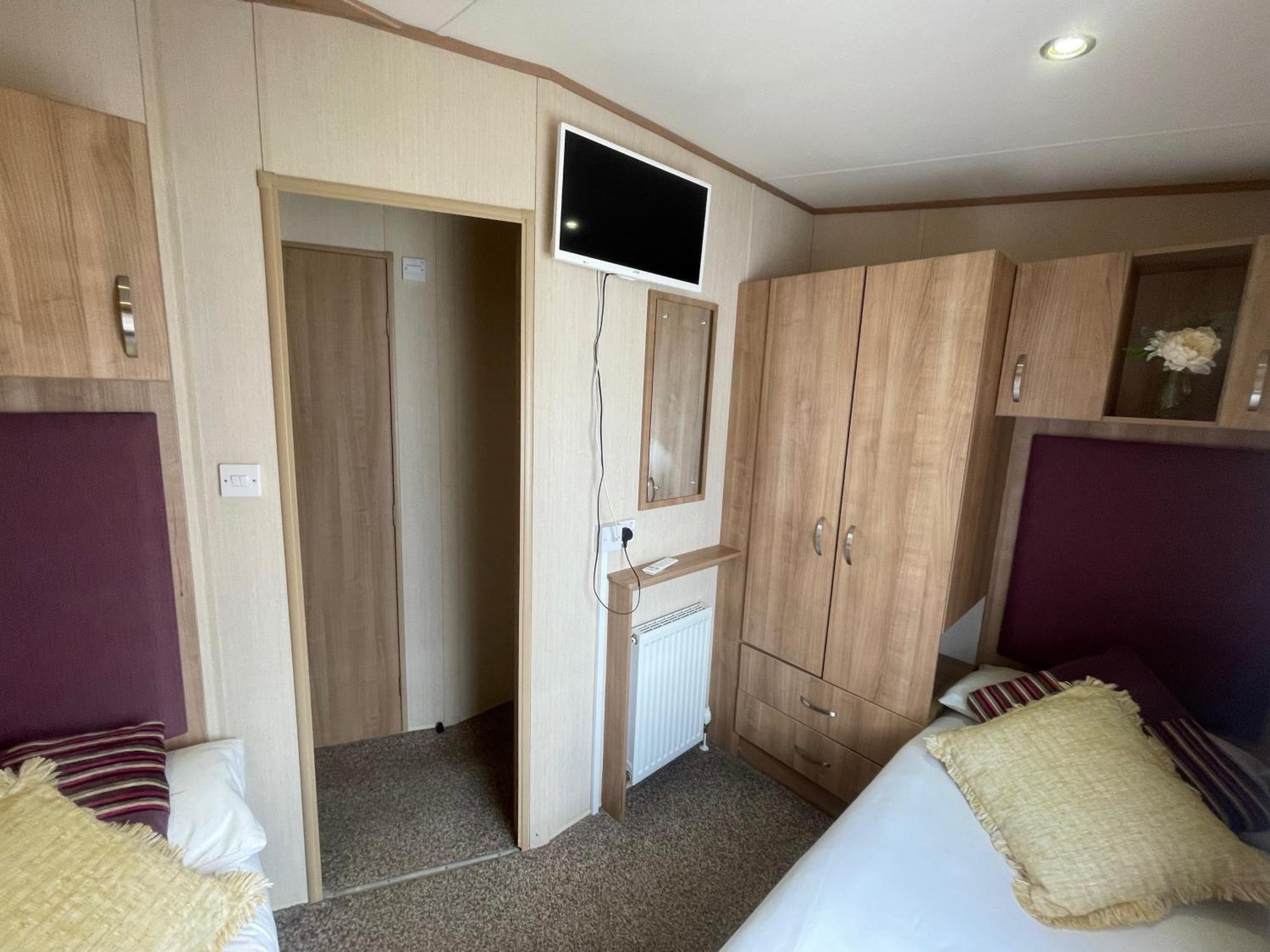 Lakeside Retreat 2 With Hot Tub, Private Fishing Peg Situated At Tattershall Lakes Country Park 외부 사진