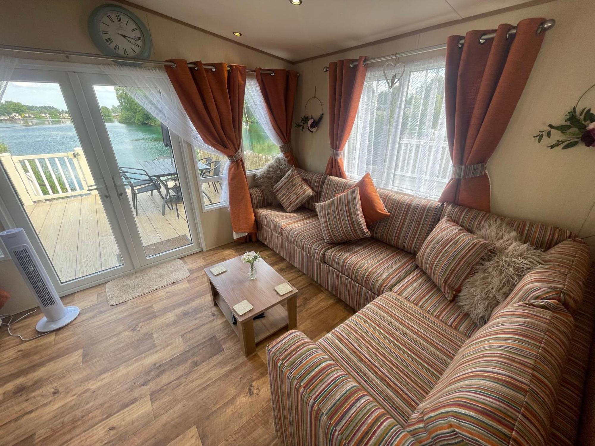 Lakeside Retreat 2 With Hot Tub, Private Fishing Peg Situated At Tattershall Lakes Country Park 외부 사진