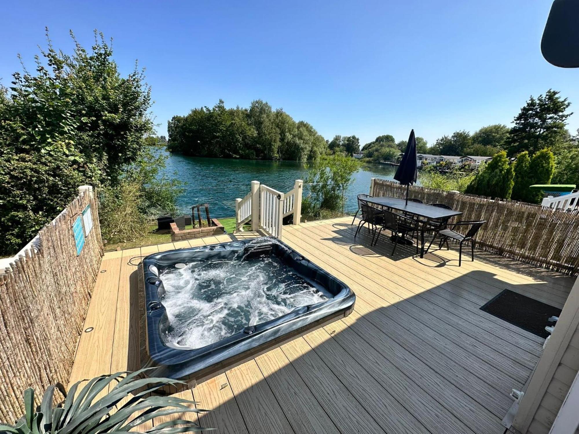 Lakeside Retreat 2 With Hot Tub, Private Fishing Peg Situated At Tattershall Lakes Country Park 외부 사진