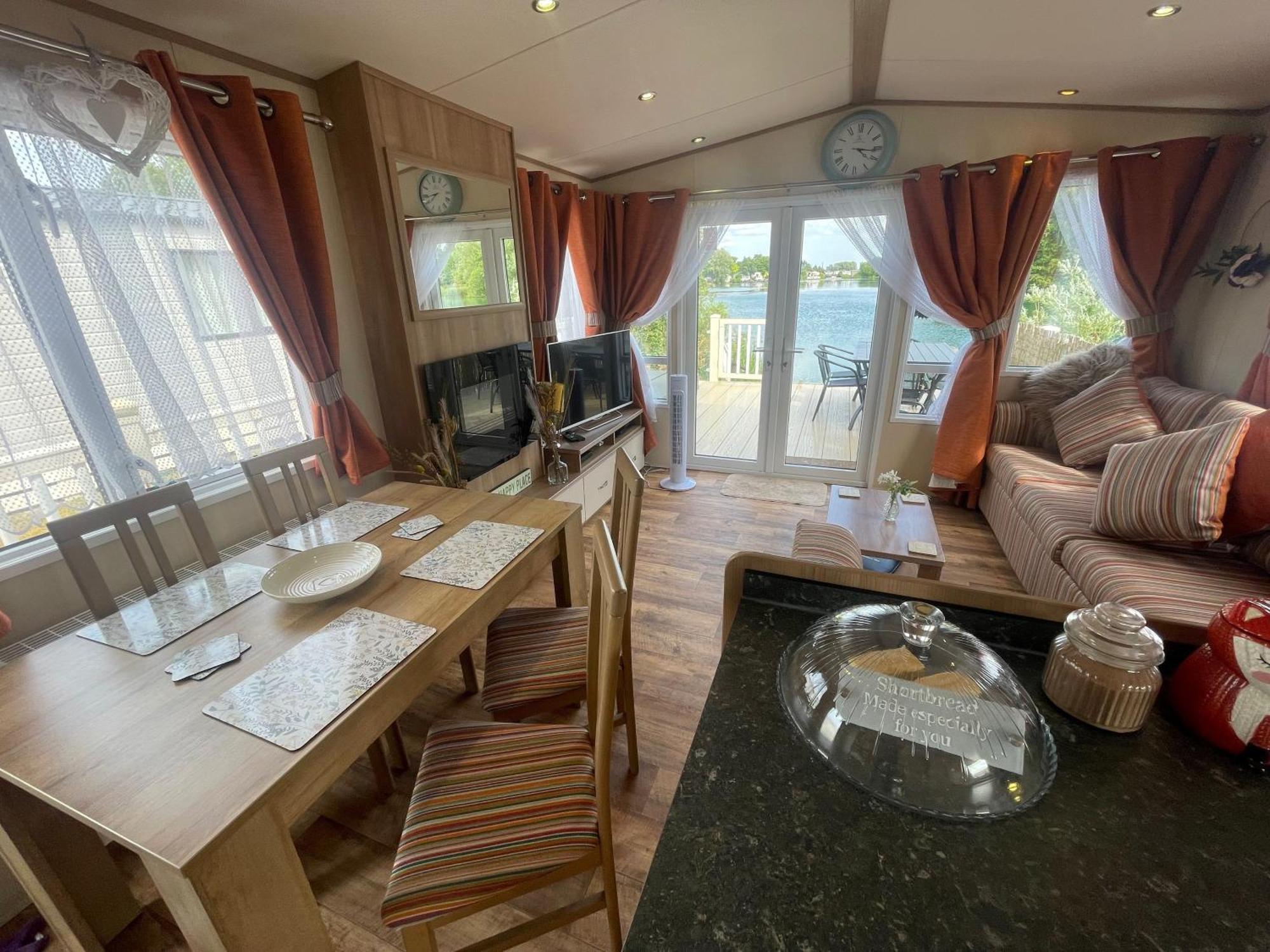 Lakeside Retreat 2 With Hot Tub, Private Fishing Peg Situated At Tattershall Lakes Country Park 외부 사진