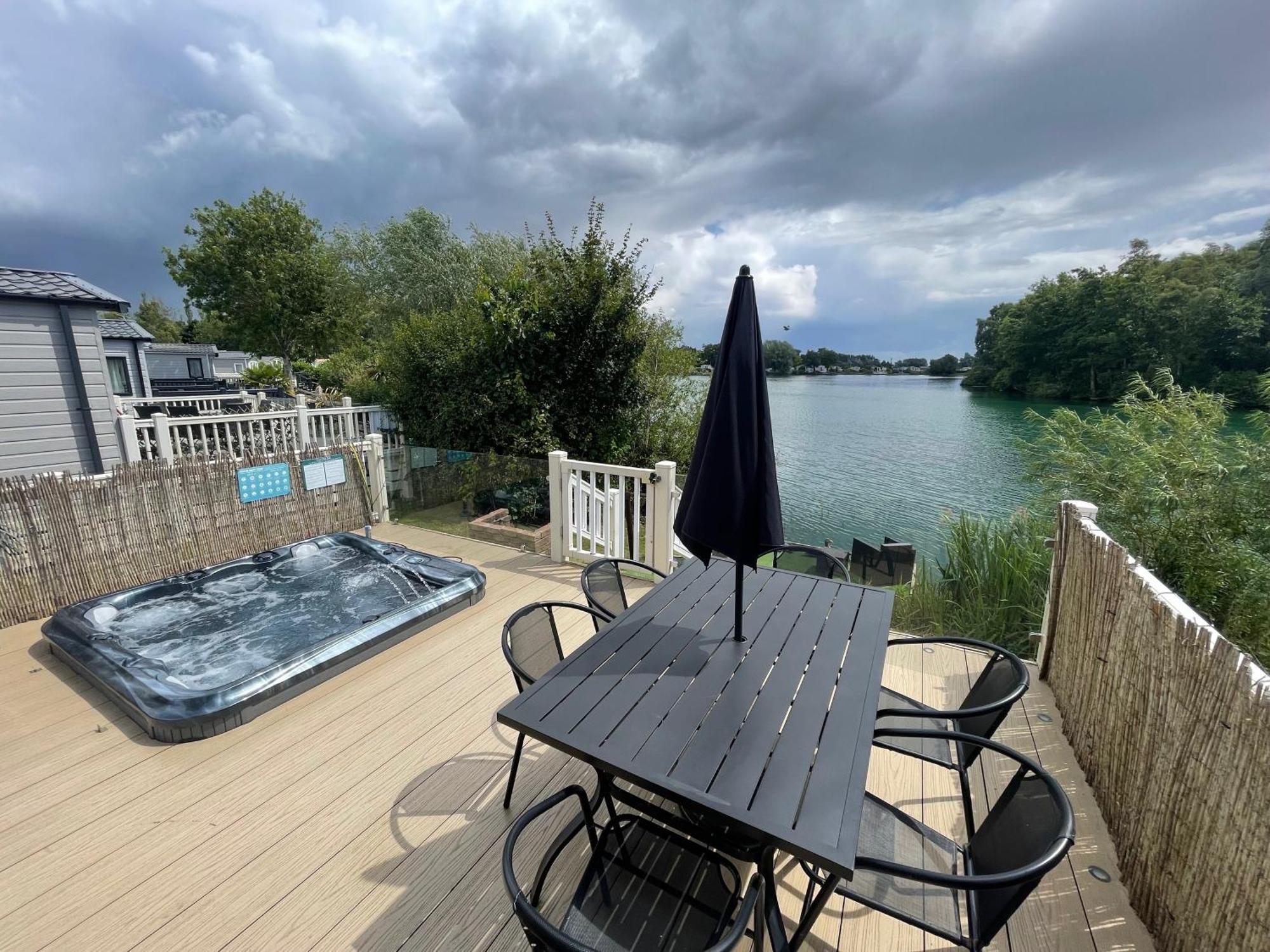 Lakeside Retreat 2 With Hot Tub, Private Fishing Peg Situated At Tattershall Lakes Country Park 외부 사진