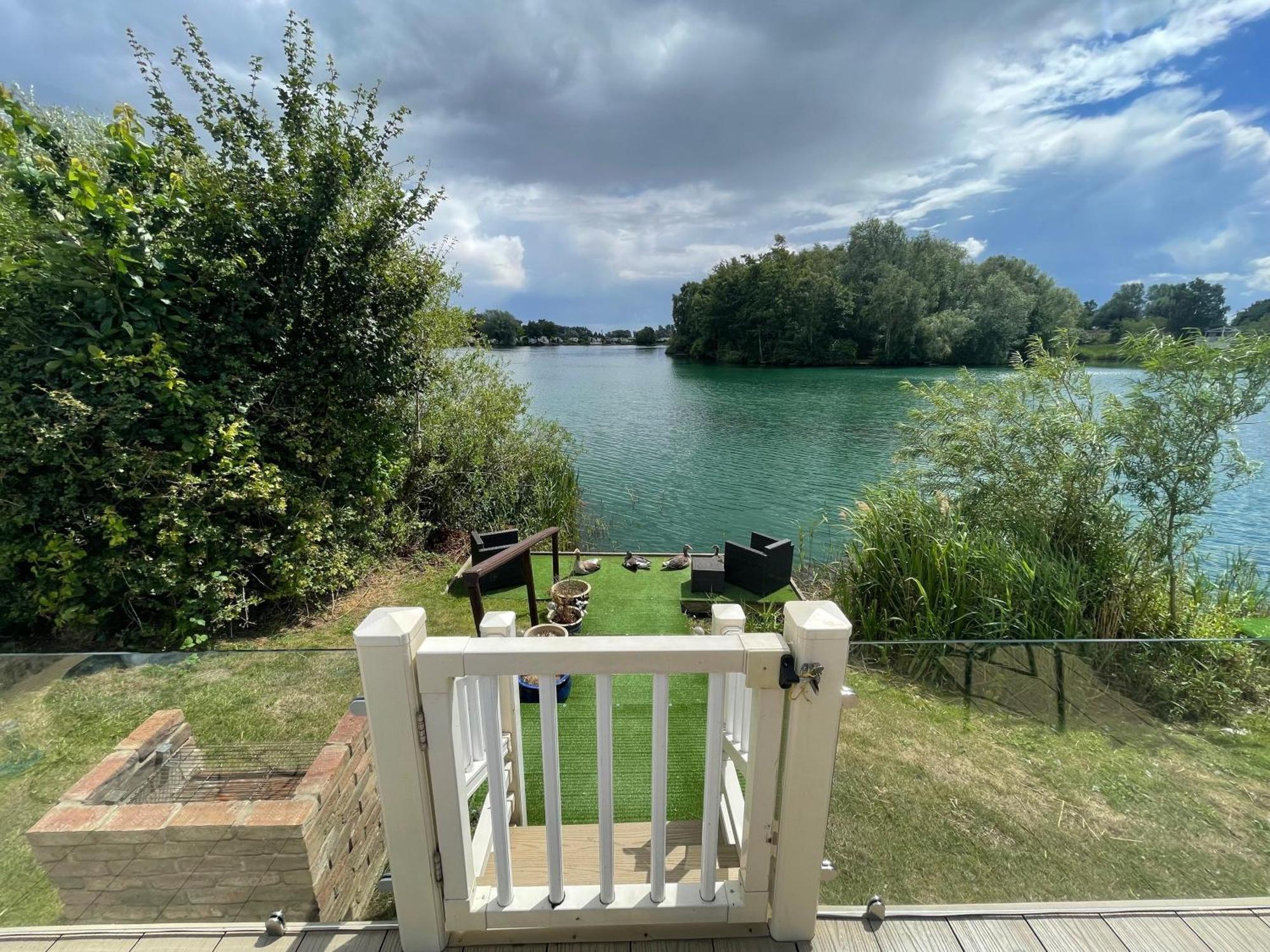 Lakeside Retreat 2 With Hot Tub, Private Fishing Peg Situated At Tattershall Lakes Country Park 외부 사진