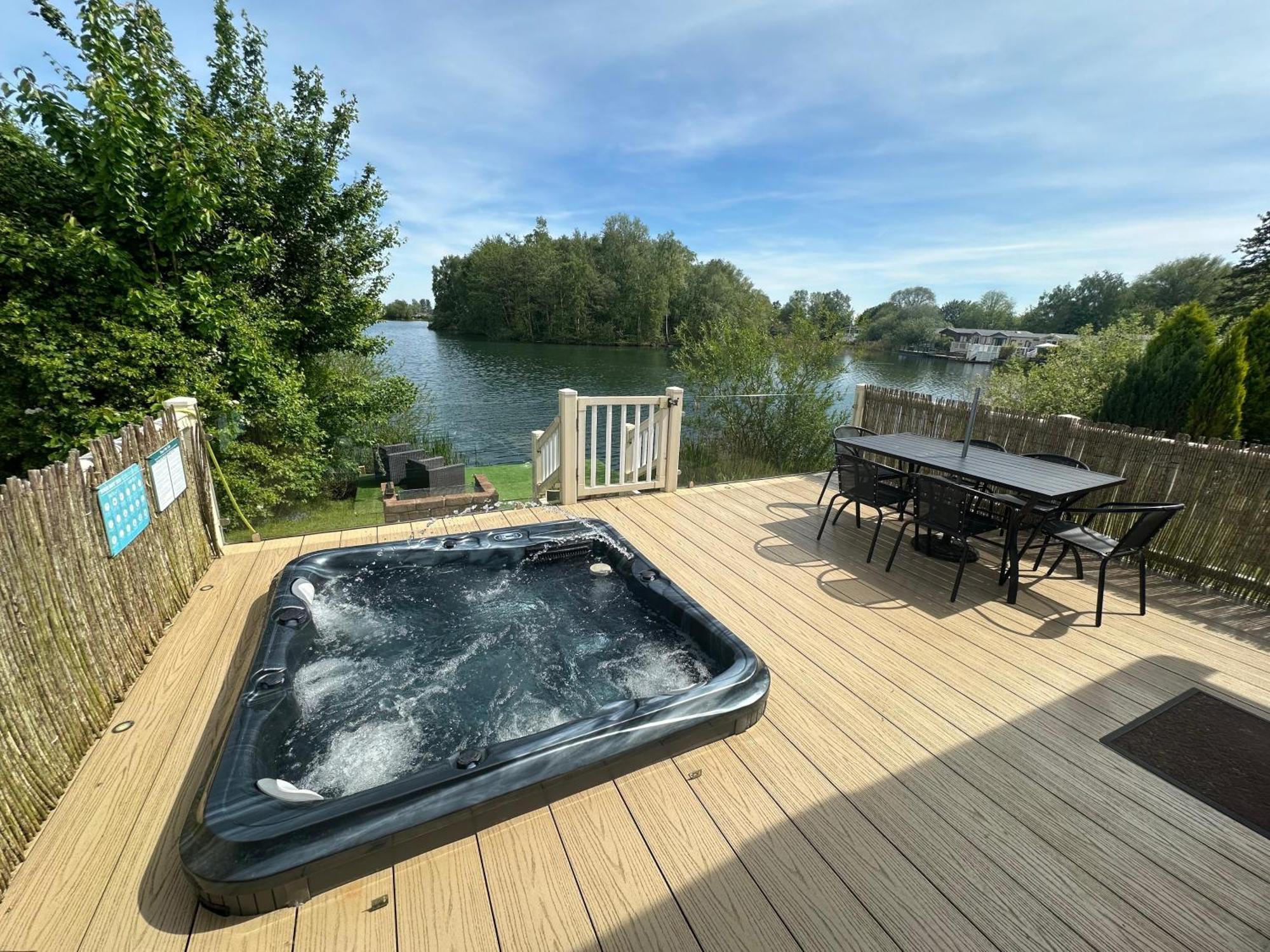 Lakeside Retreat 2 With Hot Tub, Private Fishing Peg Situated At Tattershall Lakes Country Park 외부 사진