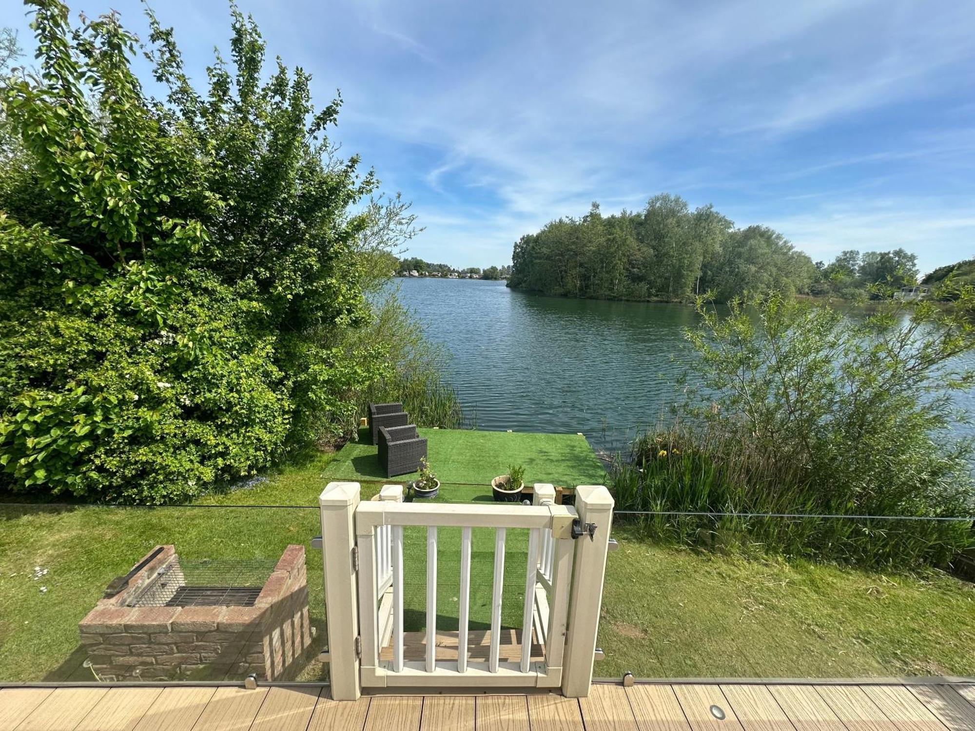 Lakeside Retreat 2 With Hot Tub, Private Fishing Peg Situated At Tattershall Lakes Country Park 외부 사진